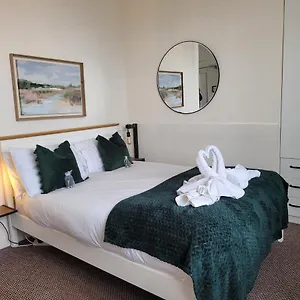 Seaview Ground Floor Flat Fast Wifi & Free Parking Scarborough